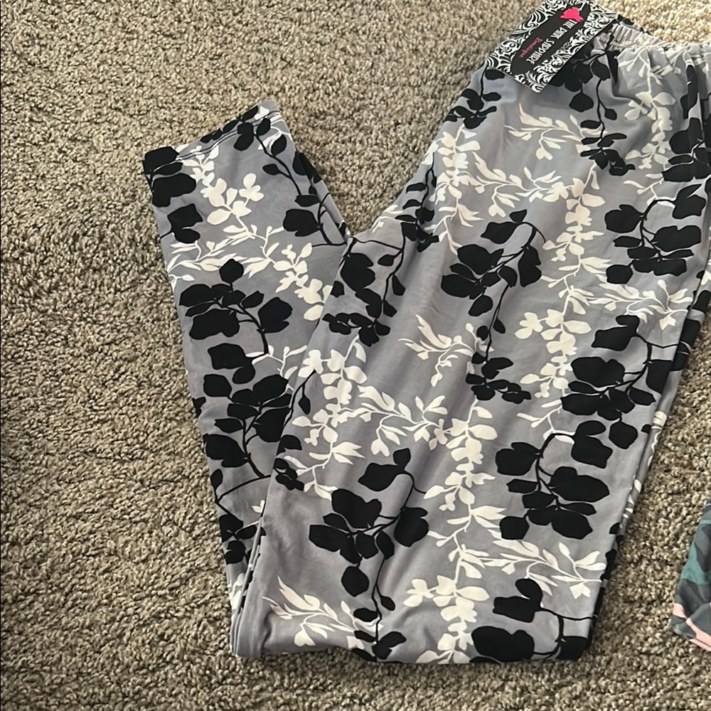 Floral Print Legging in Black and White - Picture 3 of 3